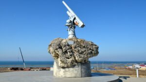 Памятник советским десантникам в Тамани — Скамейка крымского моста